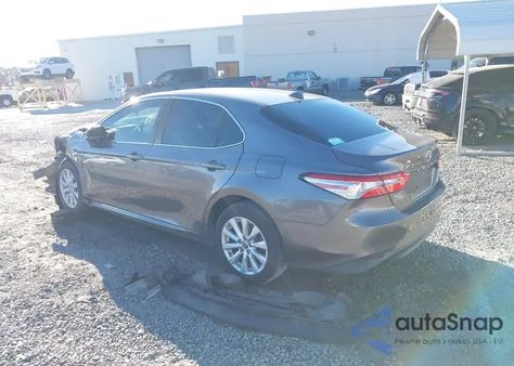 2020 Toyota Camry Le z USA, uszkodzony, nr VIN 4T1C11AK0LU385424
